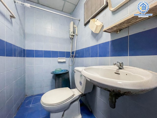 *****ทาวน์เฮ้าส์มือสอง ม.เคซี รามอินทรา3 หทัยราษฎร์ เนื้อที่กว้าง 16.10 ตร.ว. ฟังก์ชัน 2 ห้องนอน 2 ห้องน้ำ 1 ที่จอดรถ สภาพดีพร้อมเข้าอยู่ ใกล้ตลาดประจำหมู่บ้าน โครงการบนทำเลเดินทางสะดวก เชื่อมต่อถนนรามอินทรา ถนนคู้บอน ถนนหทัยราษฎร์  ใกล้จุดขึ้นทางด่วน "จุติโชติ"